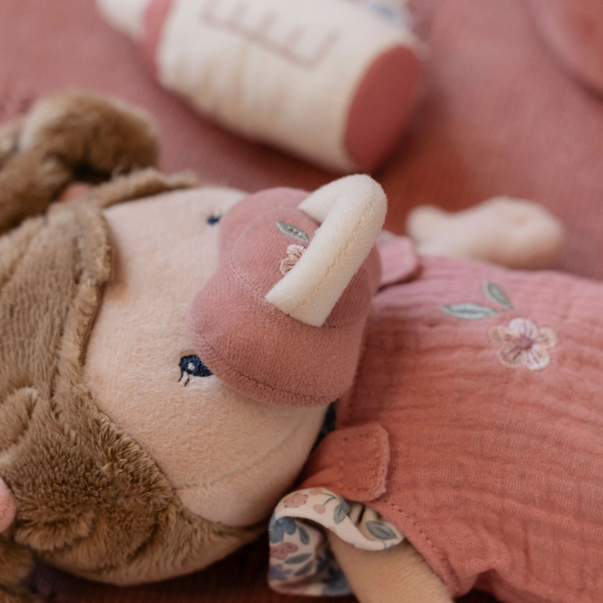 Baby doll in basket Rosa GRS