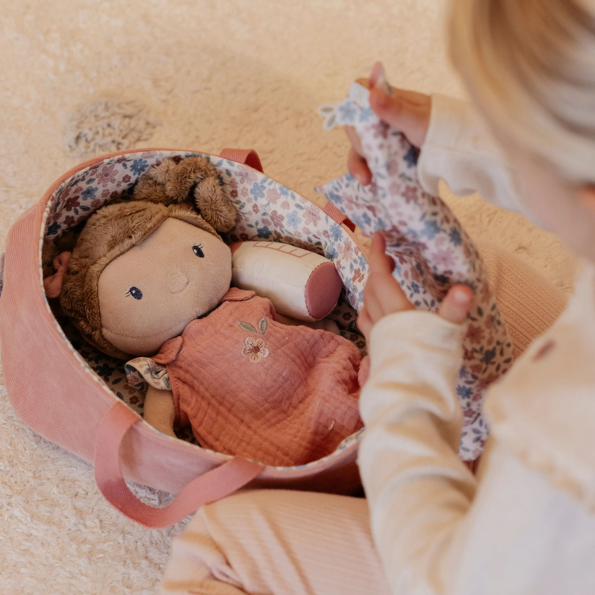 Baby doll in basket Rosa GRS