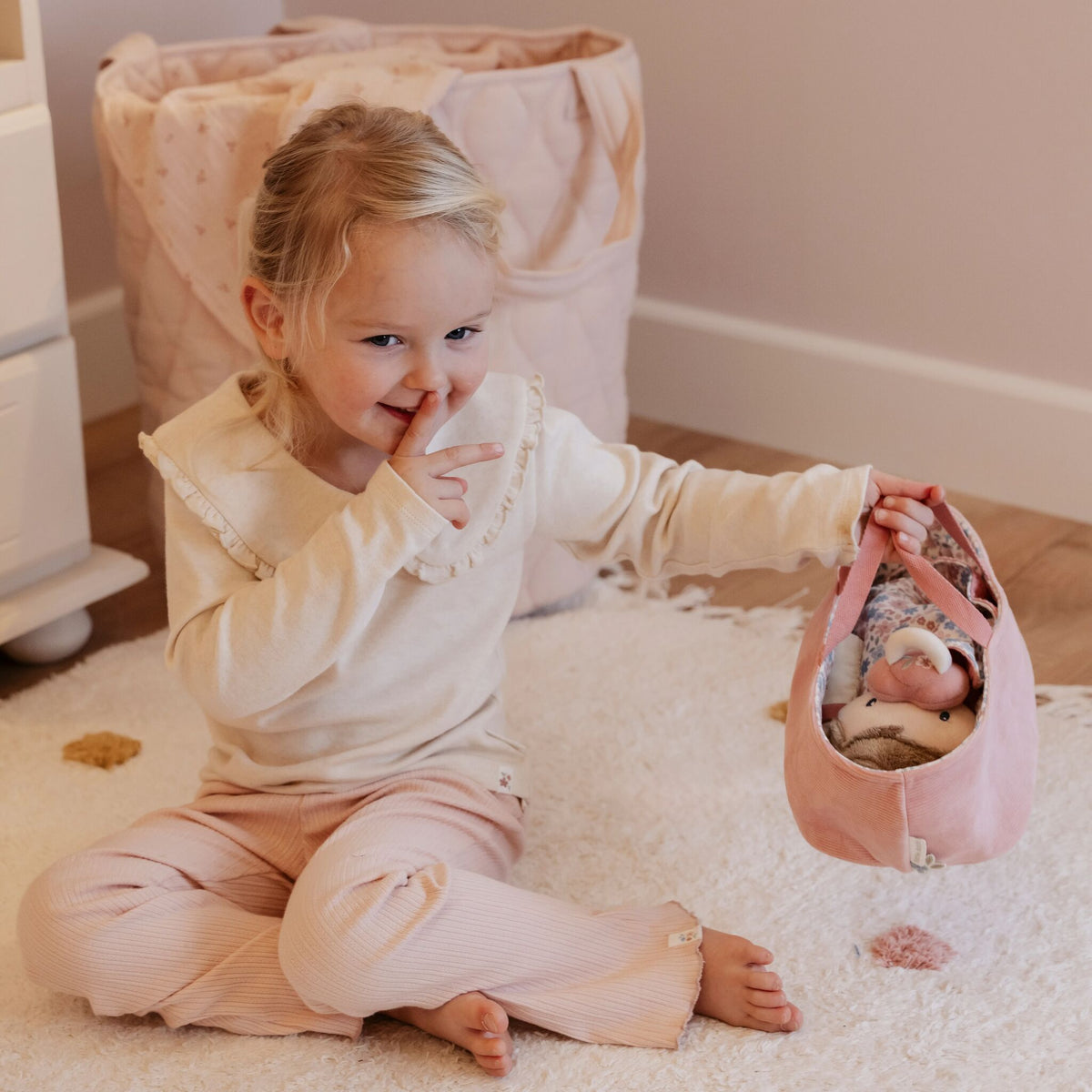 Baby doll in basket Rosa GRS