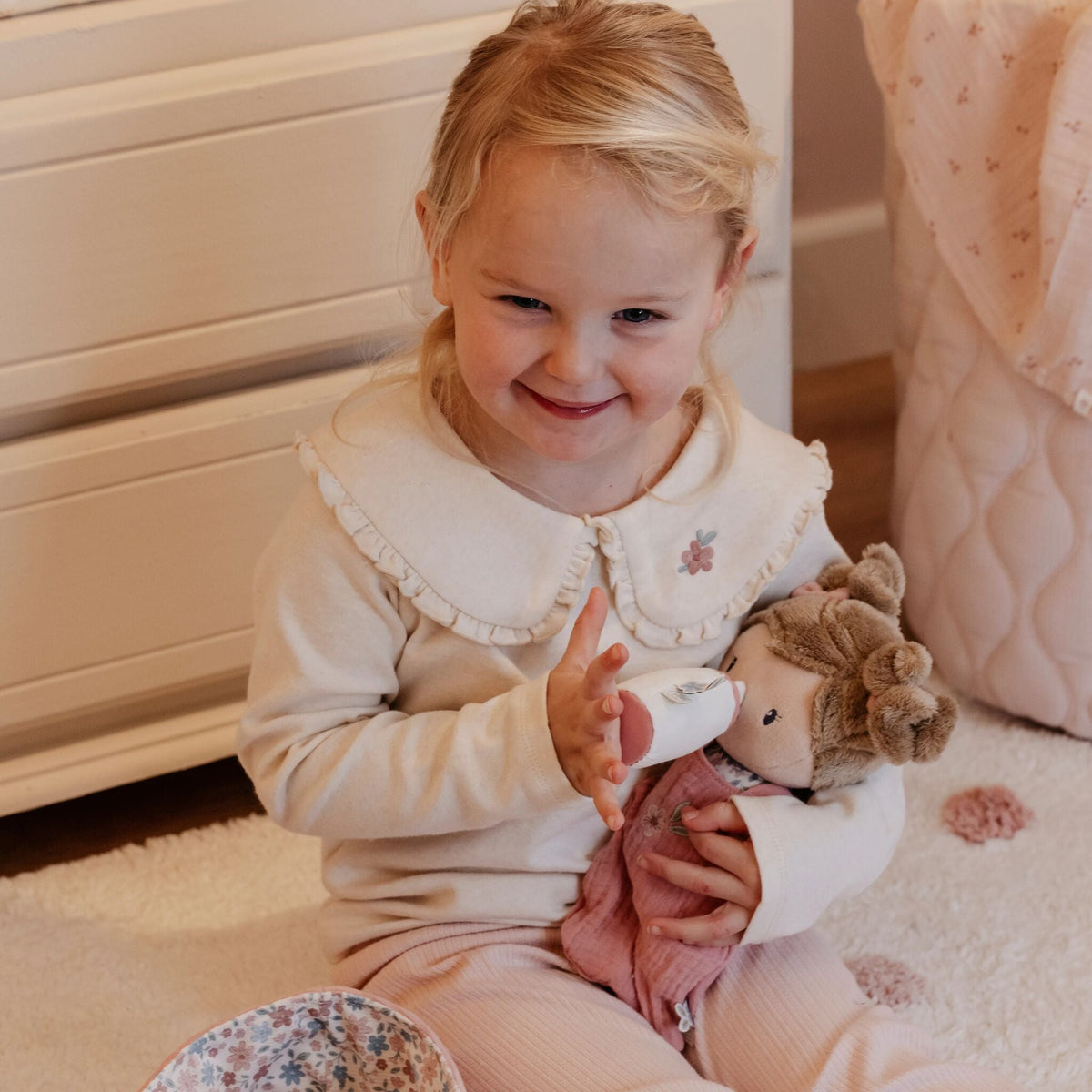 Baby doll in basket Rosa GRS