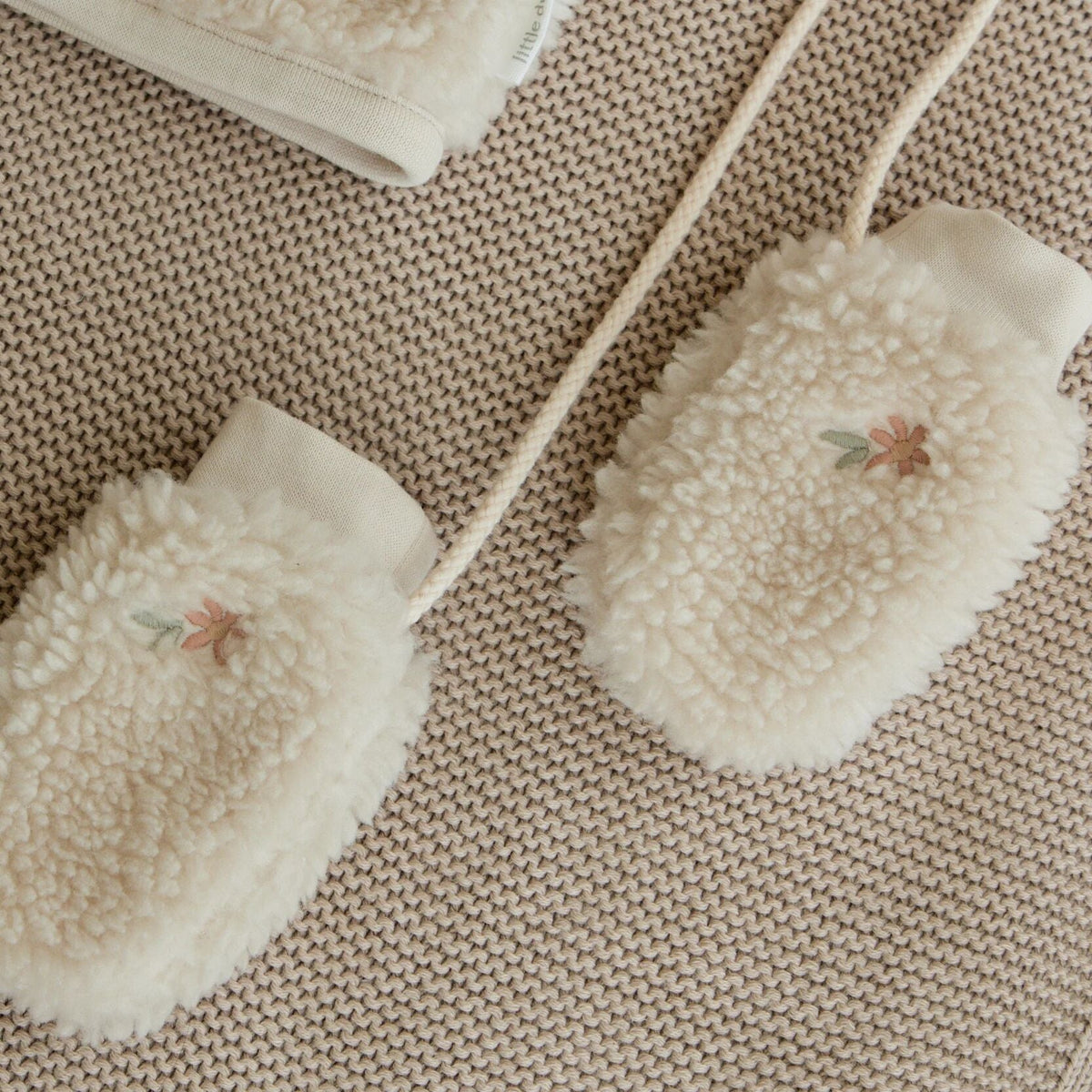 Teddy Mittens Sand Flower Print